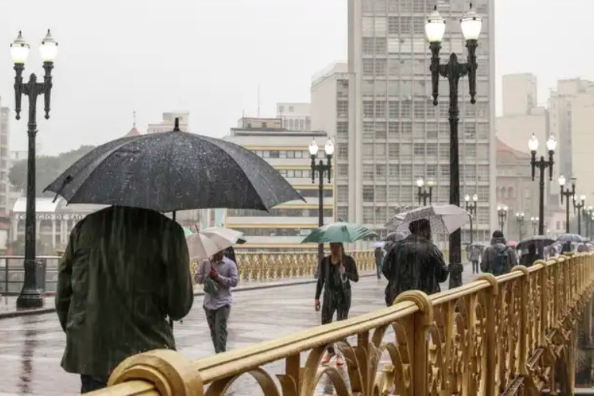 Frente fria avança pelo país e provoca muita chuva; confira o clima