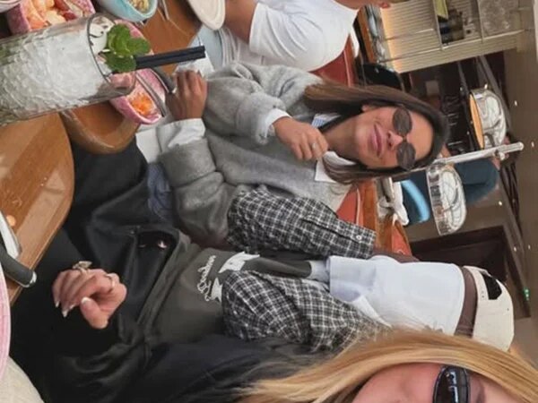 Virginia posta 1ª foto com Vini Jr. e craque aparece cobrindo o rosto