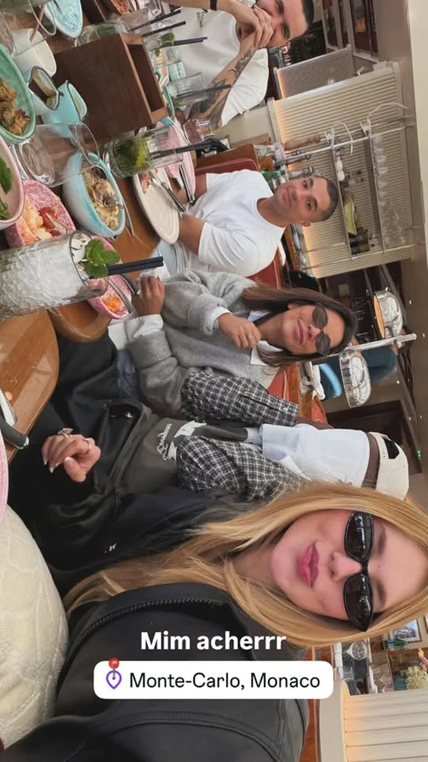 Virginia posta 1ª foto com Vini Jr. e craque aparece cobrindo o rosto