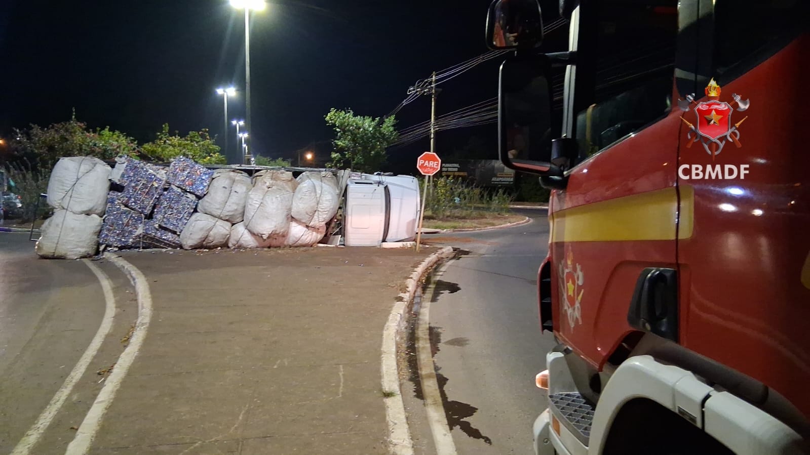 Caminhão tomba e passageiro tem suspeita de fratura na perna