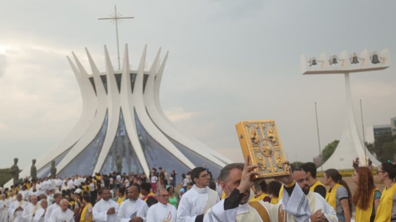 Último dia da festa da Padroeira reúne centenas de fiéis na Esplanada