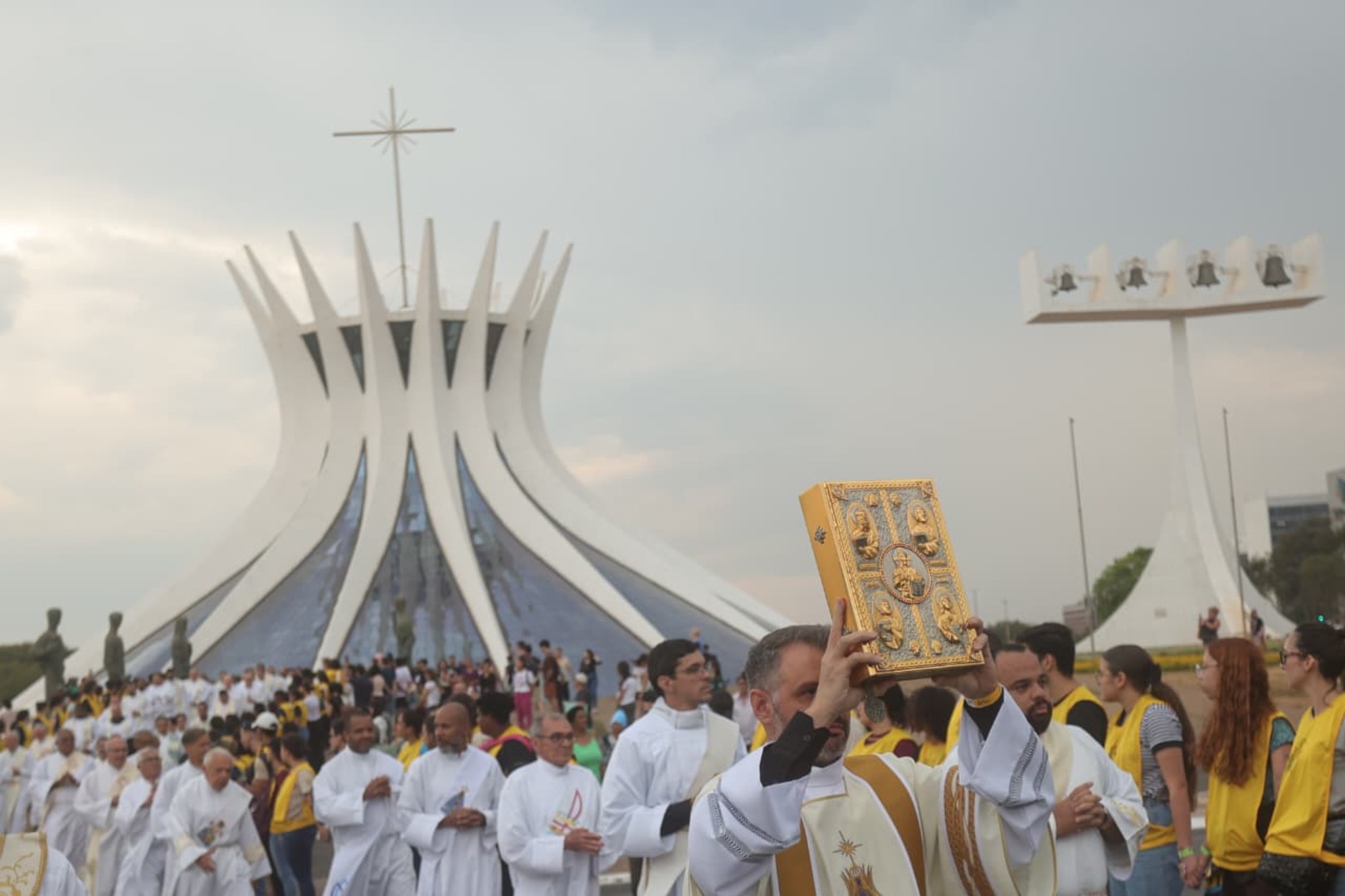 Último dia da festa da Padroeira reúne centenas de fiéis na Esplanada