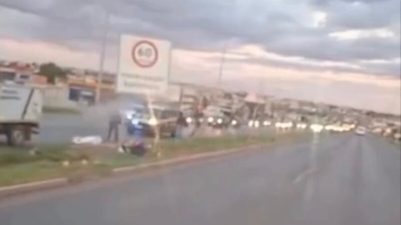 Motociclista em alta velocidade morre após bater em poste na BR-070