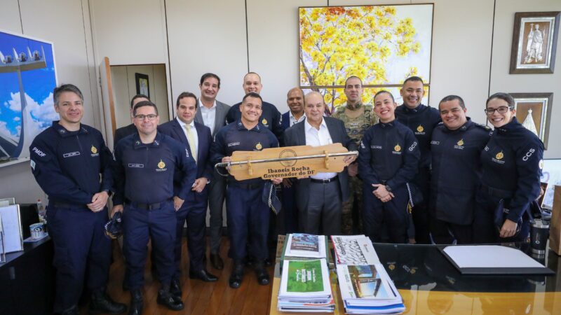 Oficiais da 12ª turma da PMDF visitam governador e celebram 20 anos de aspirantado