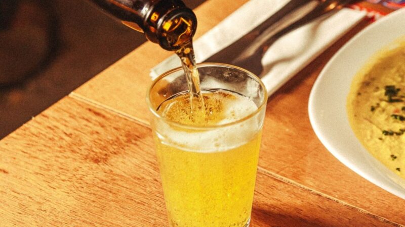 23,3% dos brasileiros admitem comprar bebidas alcoólicas mais baratas