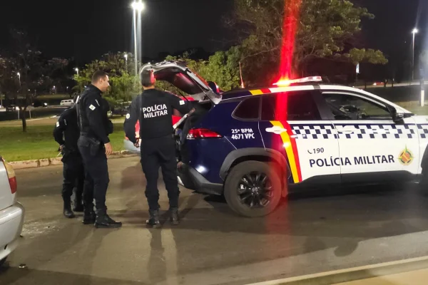 Motorista bêbado é detido após perder controle do carro e bater no DF