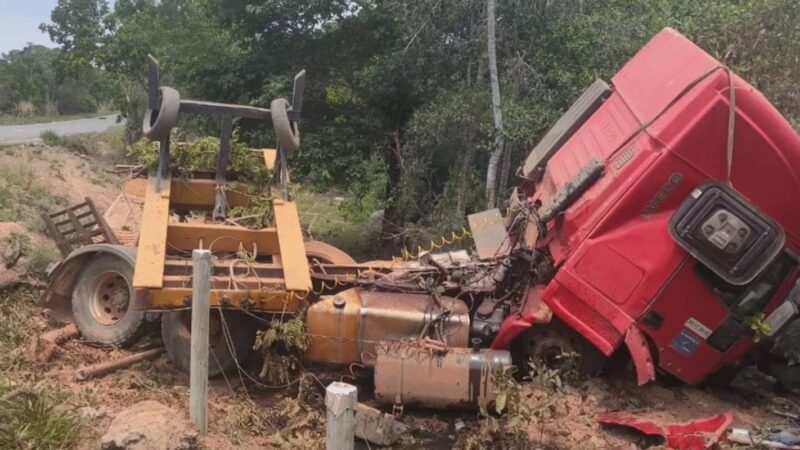 caminhoneiro é arremessado para fora da cabine após pneu estourar
