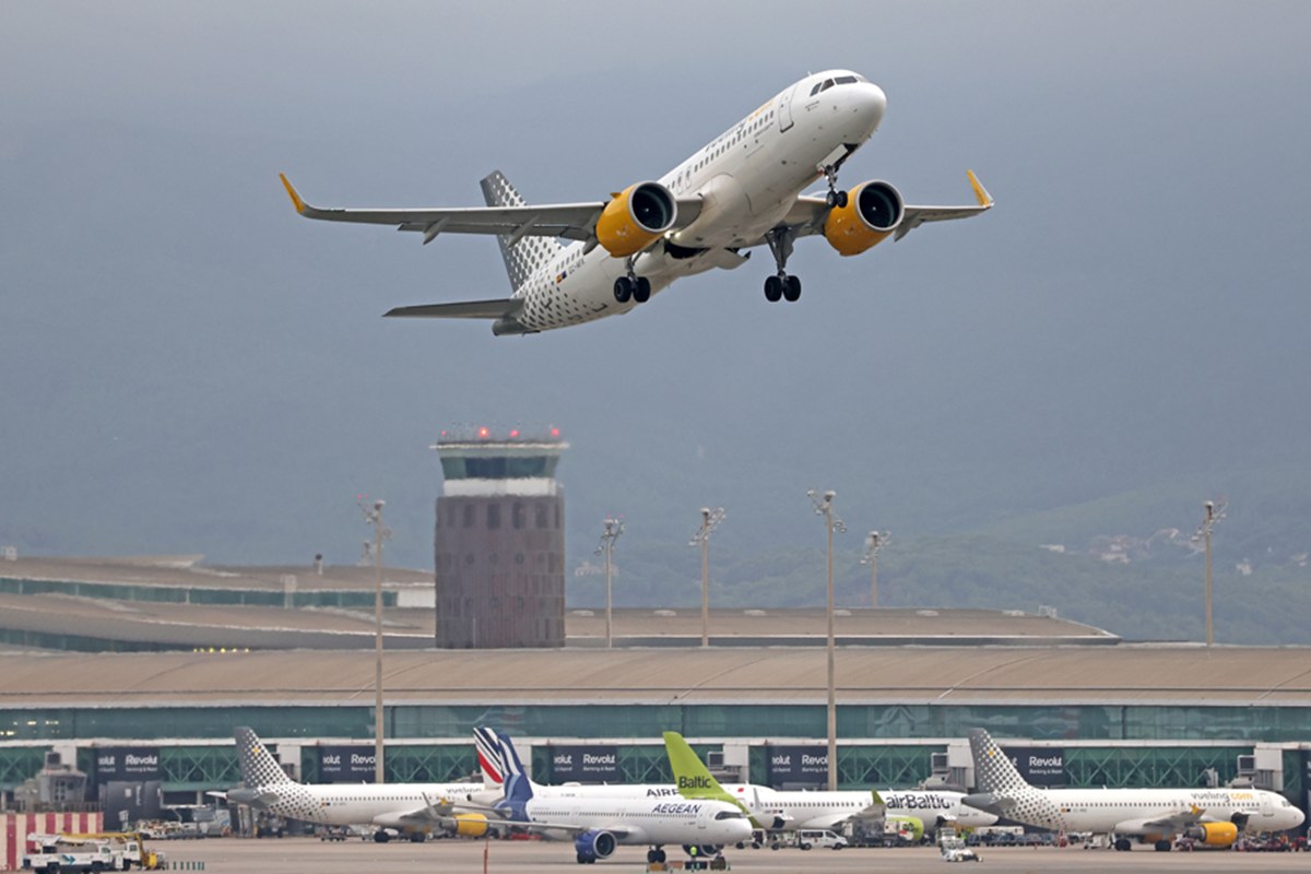 Airbus A320 supera Boeing 737 e é o avião mais vendido da história