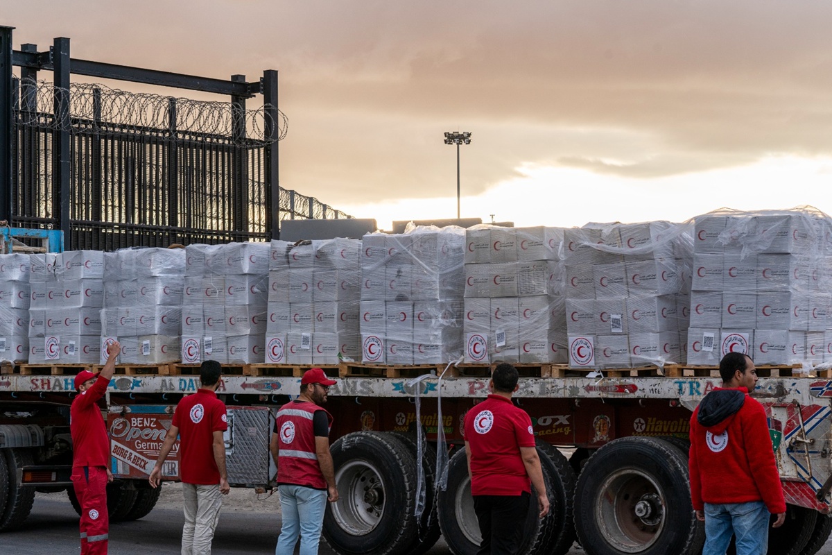 Ajuda chega a Gaza após garantia de liberação de reféns em acordo