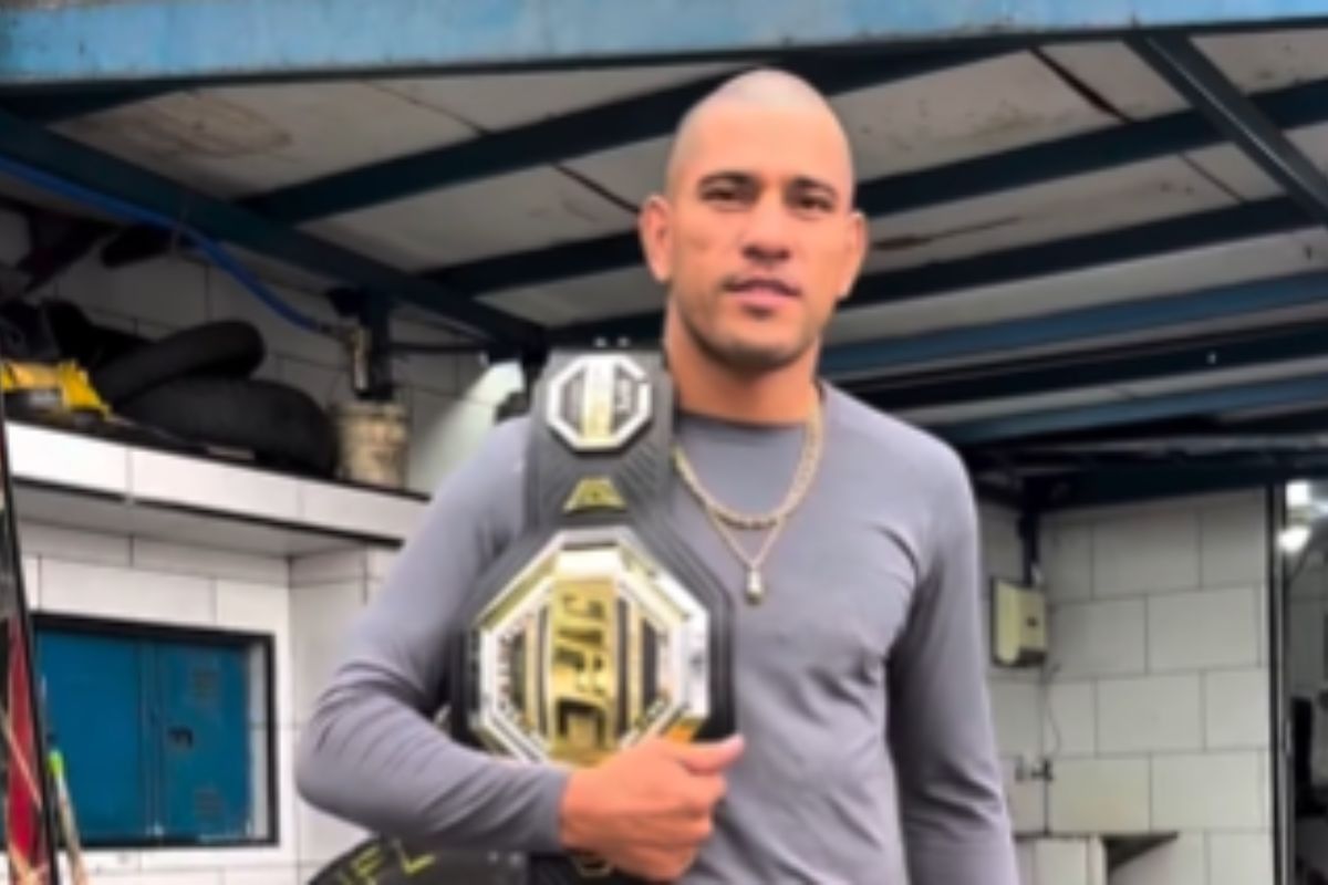 Poatan cumpre promessa e leva cinturão para borracharia em SP