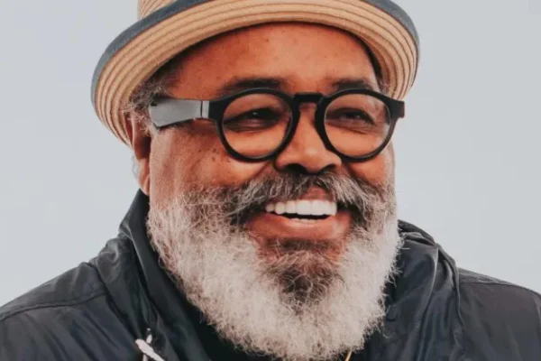 Filha de Jorge Aragão nega aposentadoria do cantor após especulações