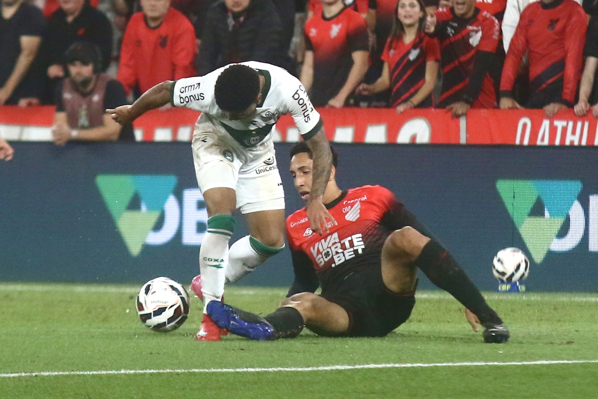 Coritiba e Athletico-PR fazem clássico decisivo em briga pelo acesso