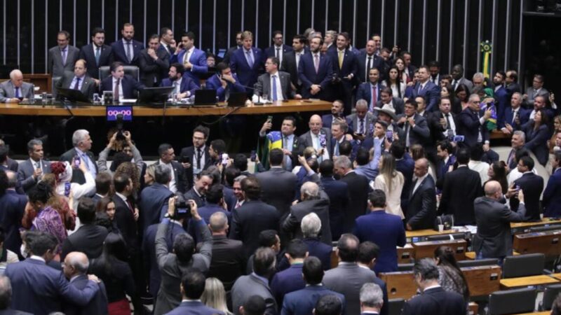 Câmara aprova revisão de gastos do governo e dá fôlego a Lula