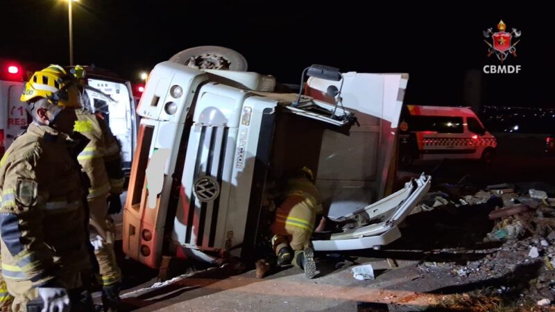 Caminhão tomba e motorista fica preso às ferragens na BR-070