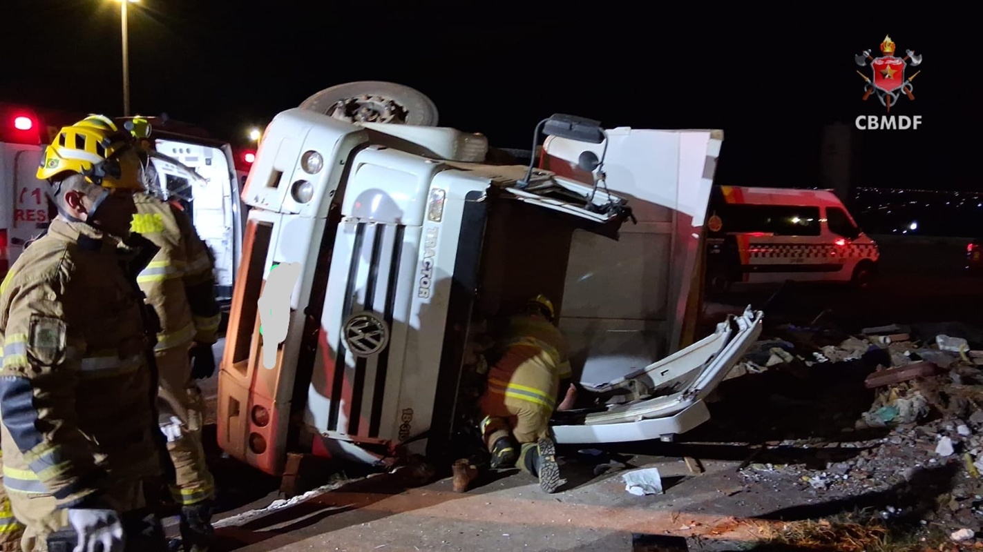 Caminhão tomba e motorista fica preso às ferragens na BR-070