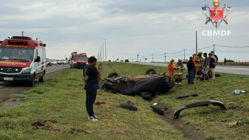 Quatro pessoas ficam feridas após carro capotar na BR-060