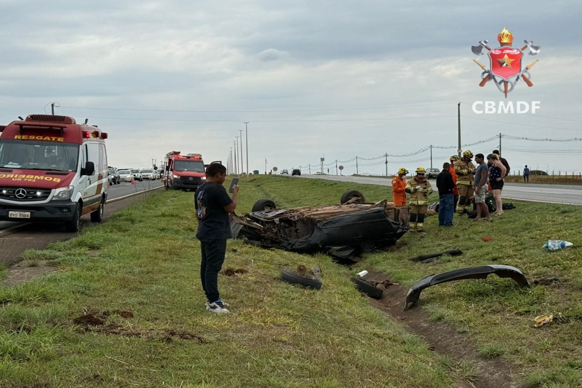 Quatro pessoas ficam feridas após carro capotar na BR-060