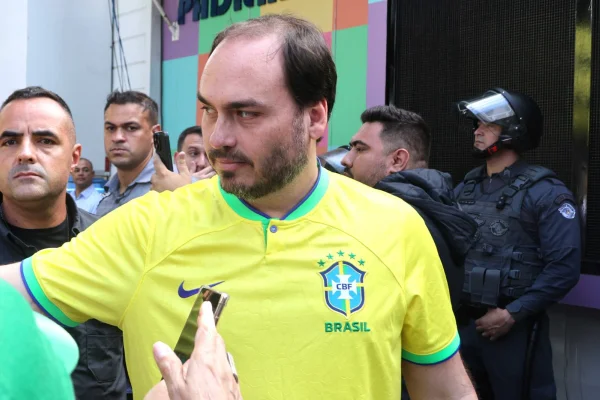 Carlos Bolsonaro registra boletim contra manifestação do MTST