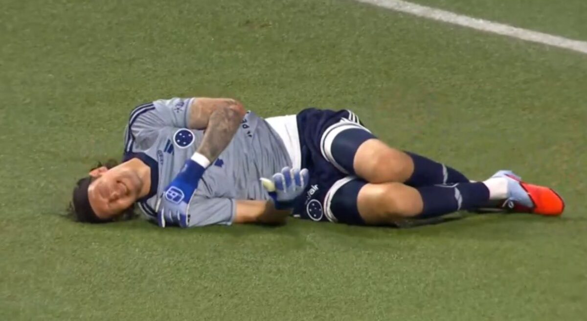 Vídeo: Cássio é atingido com garrafa arremessada por palmeirense