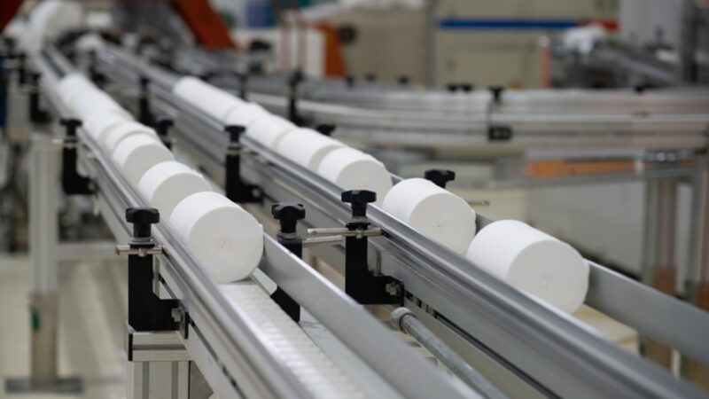 após esboçar reação em agosto, produção industrial volta a cair