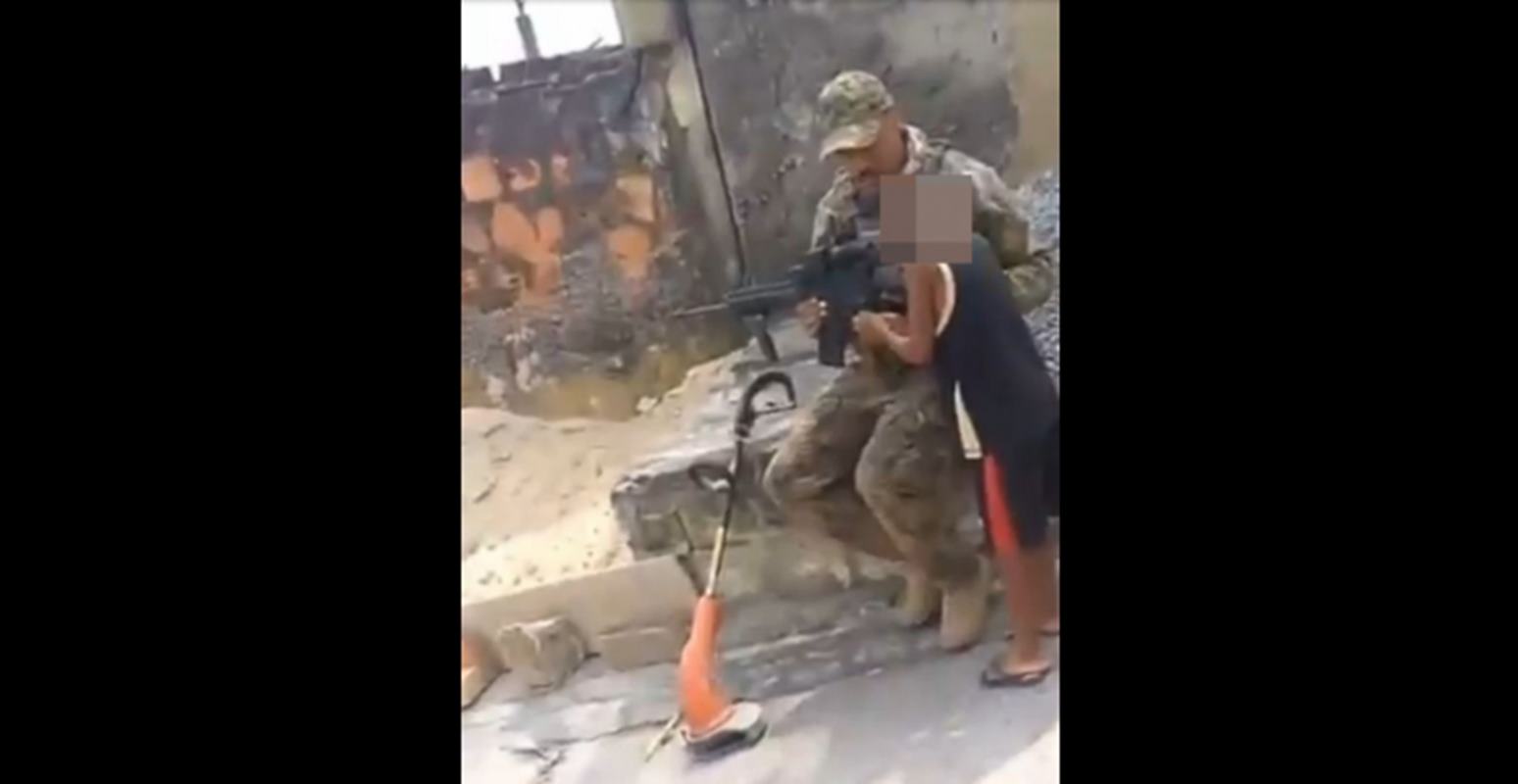 Vídeo: PM do Bope deixa criança pegar fuzil em operação contra CV