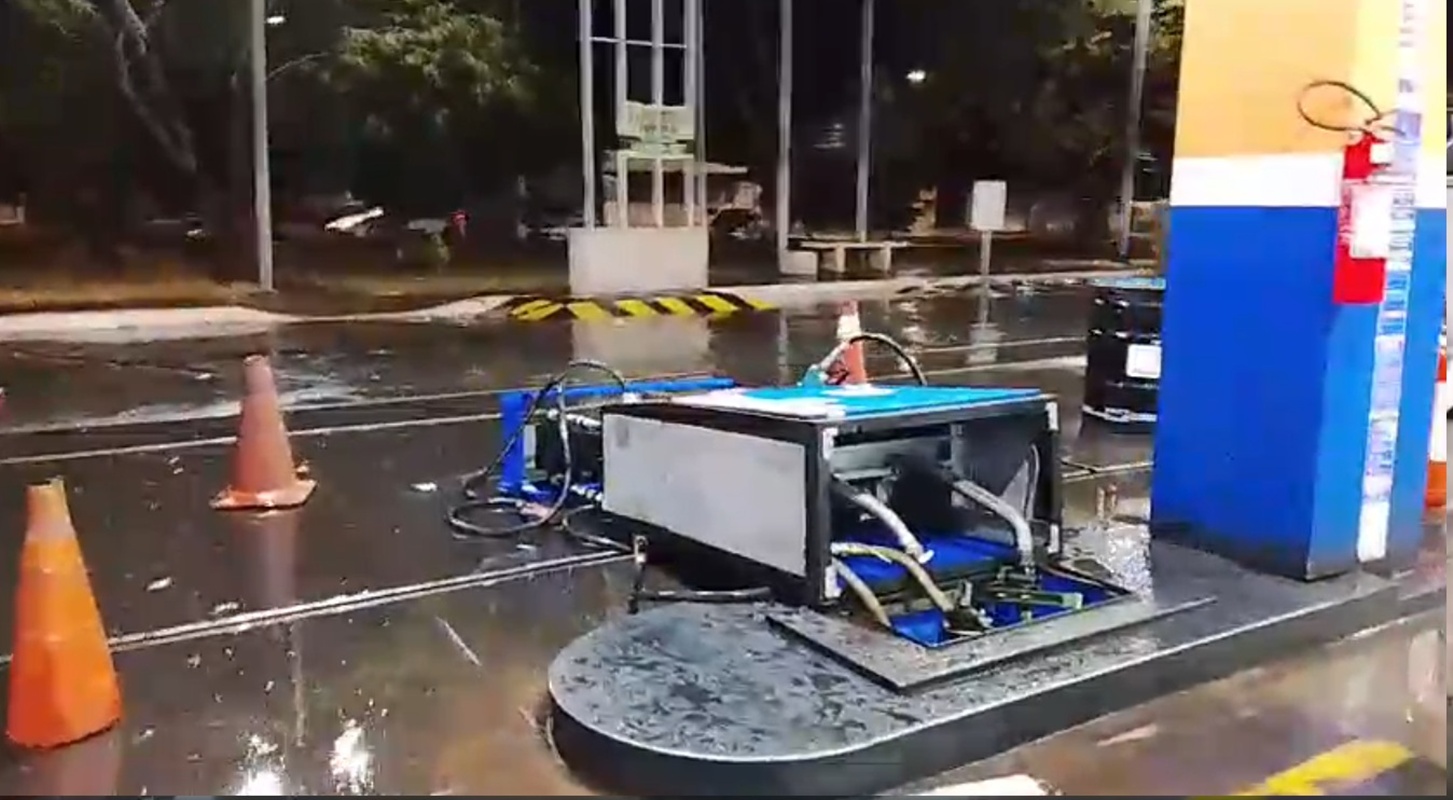 Temporal com rajadas de vento arranca bombas de combustível em posto no DF