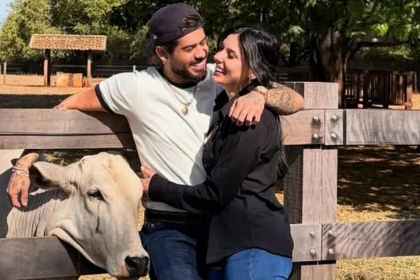 Ana Castela e Zé Felipe trocam primeiro beijo em programa de TV