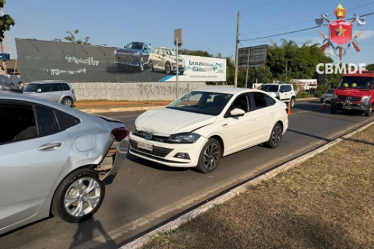 Colisão entre carros deixa duas pessoas feridas em Águas Claras