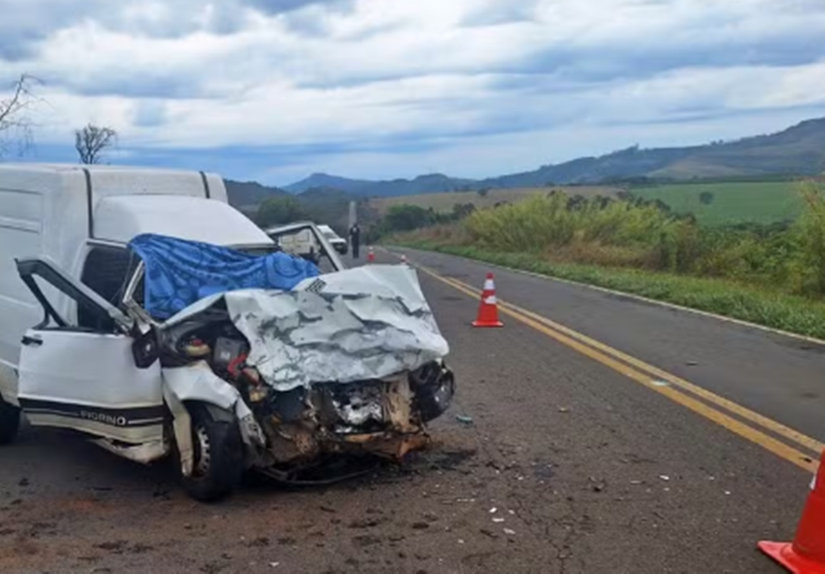 Motorista de 22 anos morre após colisão frontal na MGC-265