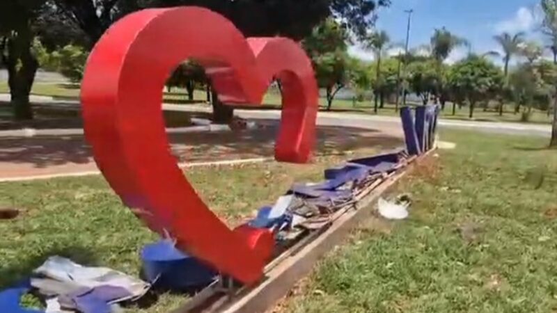 Placa do Cruzeiro foi destruída ao ser atingida por carro do Exército