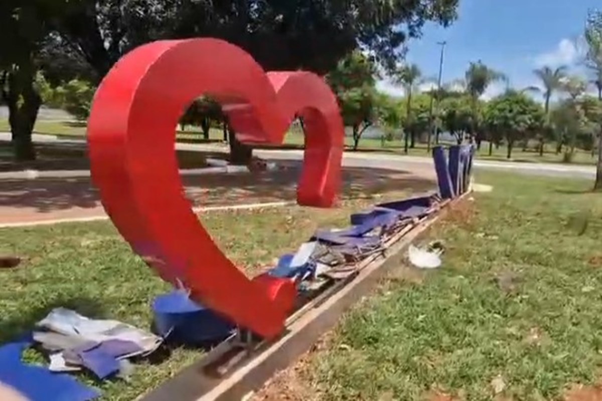 Placa do Cruzeiro foi destruída ao ser atingida por carro do Exército