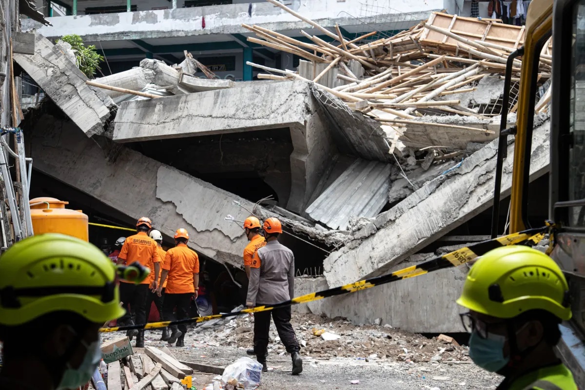 Aumenta o número de mortos em desabamento de escola na Indonésia