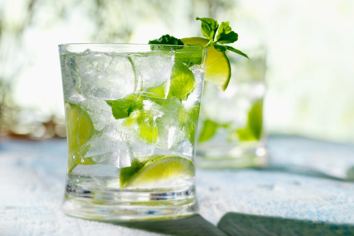 após suspeita de intoxicação, operação fiscaliza bares no DF