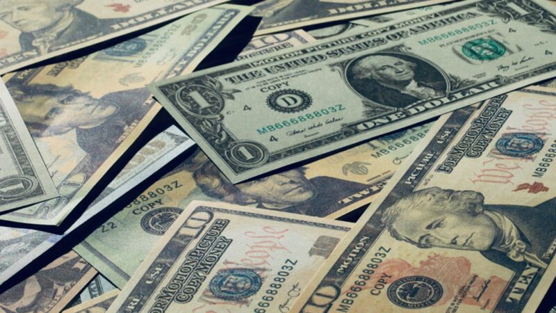 Dólar abre em alta, à espera de balanços e decisão do BC sobre juros