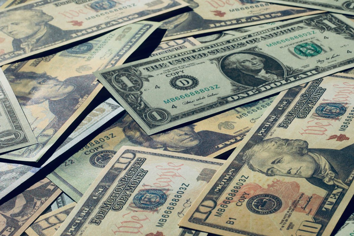 Dólar abre em alta, à espera de balanços e decisão do BC sobre juros