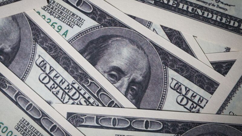 Dólar fecha em queda e Bolsa caminha para sexto recorde seguido