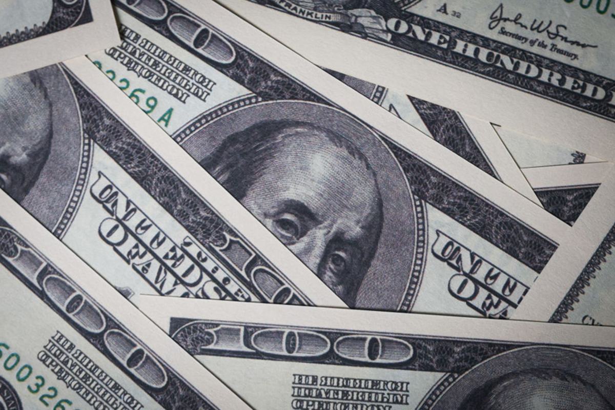 Dólar fecha em queda e Bolsa caminha para sexto recorde seguido