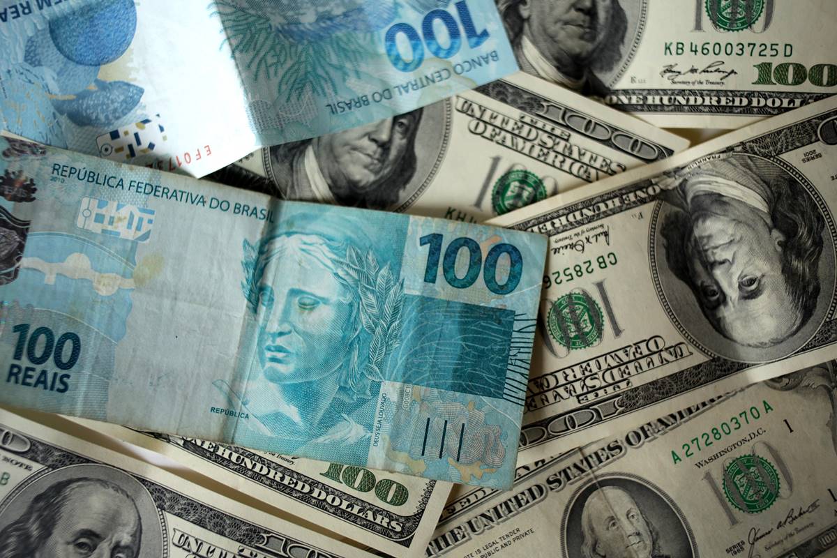 Dólar oscila e Bolsa sobe, à espera de juro nos EUA e reunião Trump-Xi