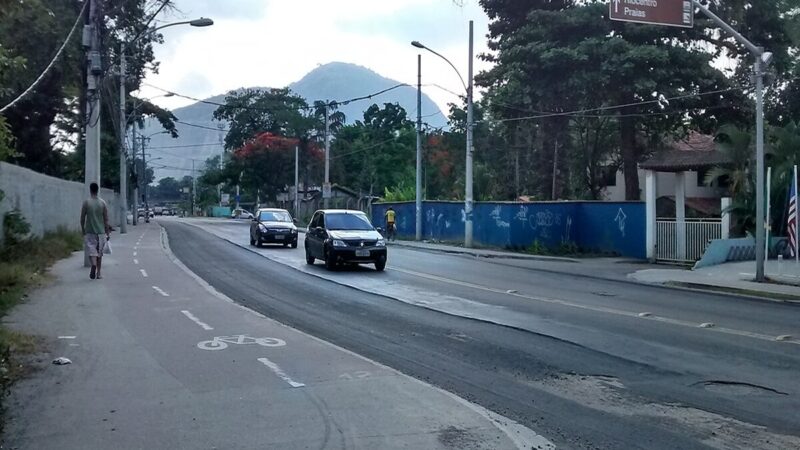 PM encontra seis corpos dentro de carro em estrada do Rio de Janeiro