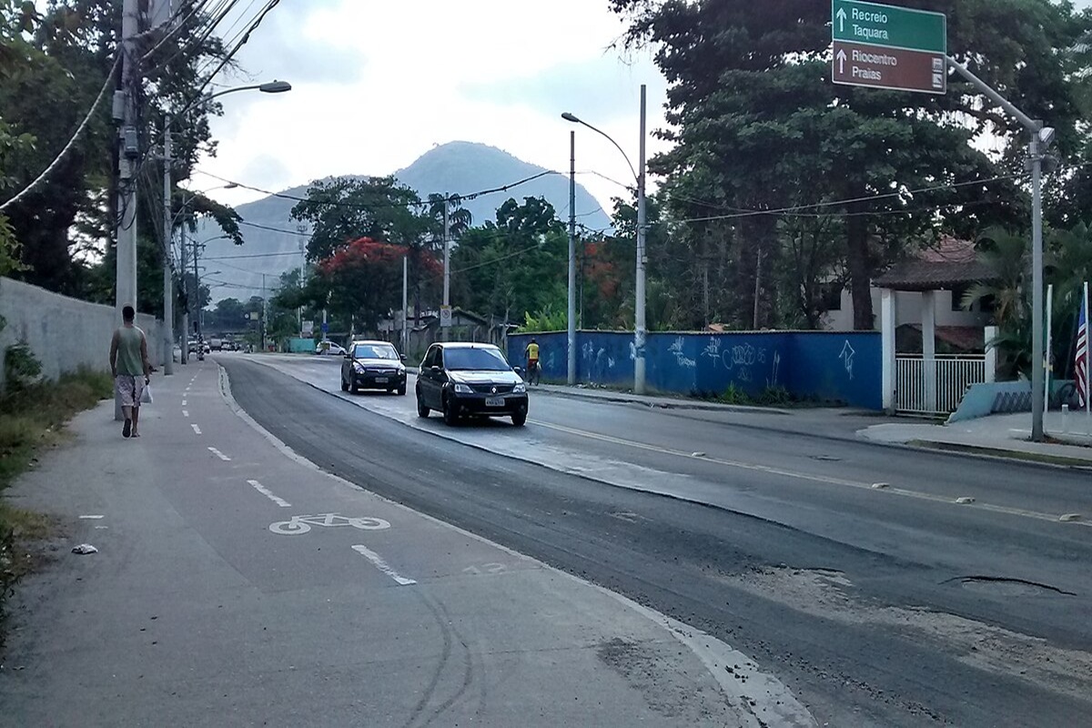 PM encontra seis corpos dentro de carro em estrada do Rio de Janeiro