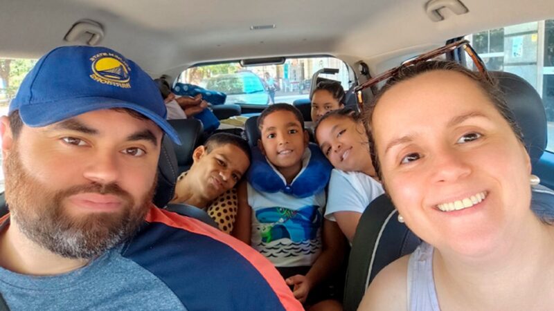 Jovem com paralisia cerebral é adotado após 18 anos de espera