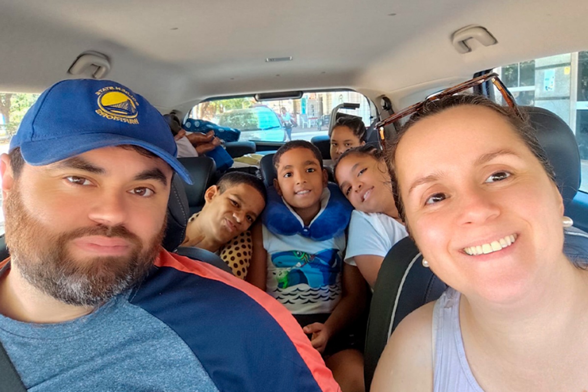 Jovem com paralisia cerebral é adotado após 18 anos de espera