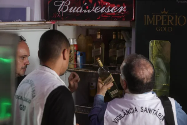 Três bares são fechados por irregularidades após suspeita de metanol