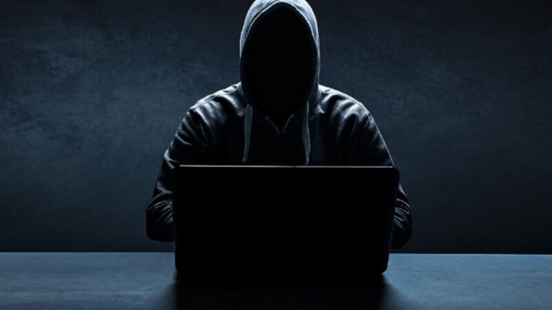 Homem é condenado por ameaçar adolescente com nudes por cinco anos