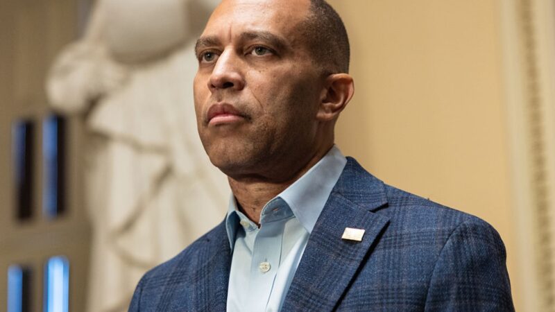 Homem perdoado por Trump pelo 6/1 é preso por ameaçar líder democrata