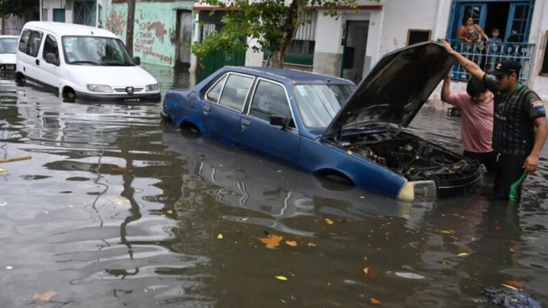 Temporal provoca alagamentos e deixa milhares sem luz em Buenos Aires
