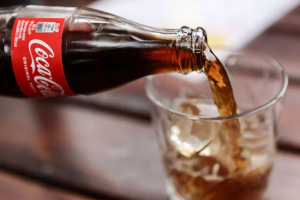 O que diz a Coca-Cola sobre contaminação de metanol em refrigerantes