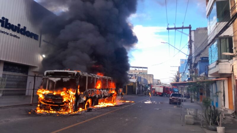 Ônibus com passageiros sofre pane e pega fogo na Bahia