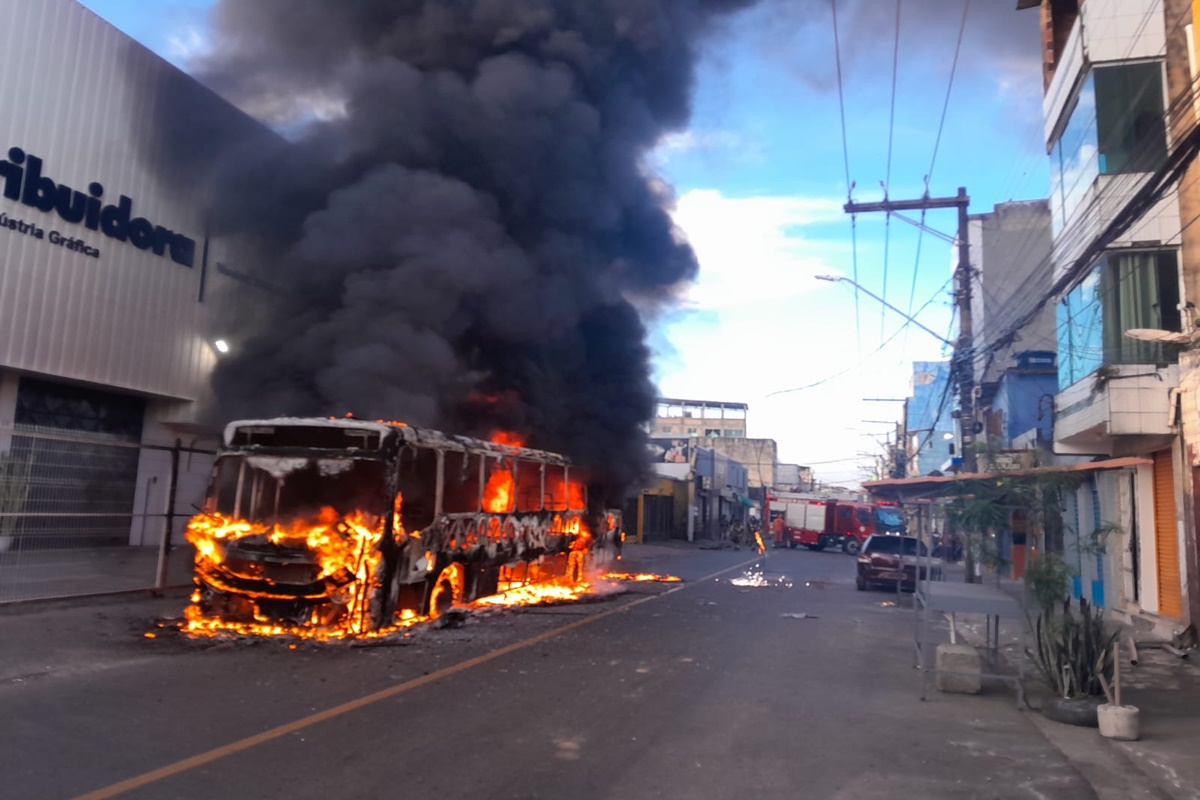 Ônibus com passageiros sofre pane e pega fogo na Bahia