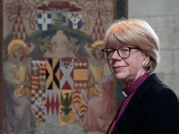 Sarah Mullally é a primeira mulher nomeada arcebispa da Inglaterra